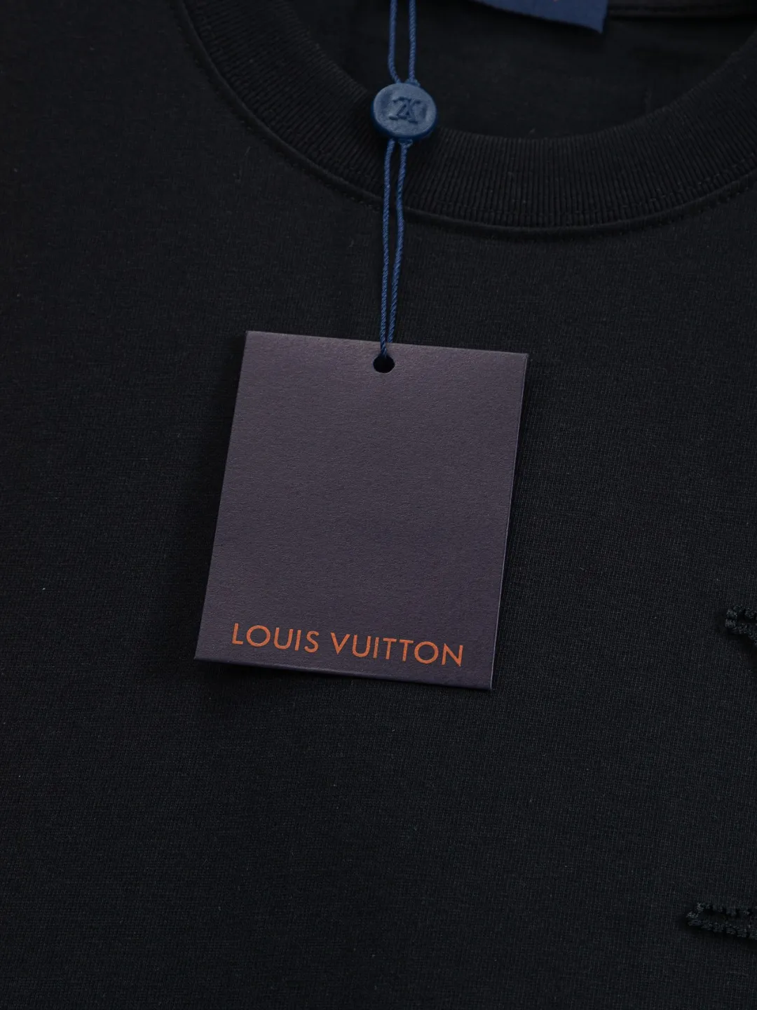 🅿️190 Louis Vuitton 1V LV micro-wide version S-XL LV 26ss New product counters are on the shelves at the same time Multiple craftsmanship Three-dimensional hollow gold dot letters embroidery on the chest🪡logo Large logo embroidery on the back hollow gold dot letters🪡logo Short-sleeved T-shirt Round neck short-sleeved T-shirt, the same style for men and women! Consigned to one-to-one creation. Synchronized with the official website, pure cotton fabrics at the counter! It is close to the skin and comfortable, durable and easy to wear. It has a classic and simple logo design and meticulous original craftsmanship. Short-sleeves, a must-have item for men, do not appear to be the same for the general public, but must be unique and eye-catching. This LV short-sleeve is all about quality, comfort, the same shape and fashion as always, including fabrics and cutting techniques. All of them have been made with great effort! 320 grams of washed pure cotton fabric, pure cotton is breathable, very refreshing and comfortable for daily wear. The rib knitting on the neckline is smooth and tight, and the neckline will not be skewed if you toss it at will. The loose version, you will find that it looks really good on the upper body. The overall is minimalist and neat, super versatile for daily use! Pair it casually with a pair of pants for a youthful look. A T-shirt will make your outfit crazy. It is a fashionable item that can never go wrong! Color: Black White Pink Size: S-XL Size chart: S: Shoulder width 50-Bust 56-Length 70 M: Shoulder width 52-Bust 57-Length 72 L: Shoulder width 54-Bust 59-Length 74 XL: Shoulder width 56-Bust 62-Length 76
